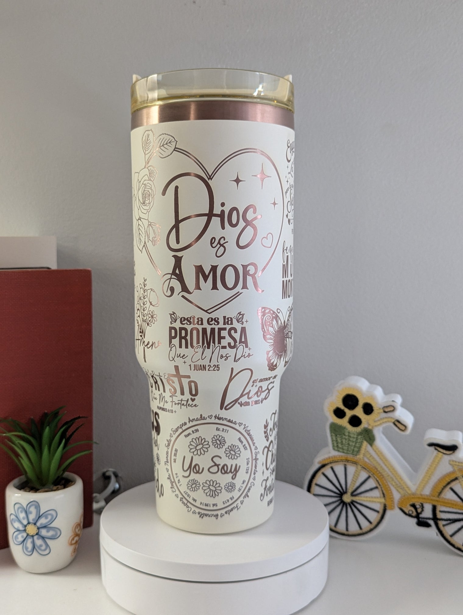 Dios es Amor a 40 oz Engraved Tumbler with handle Spanish Bible verses