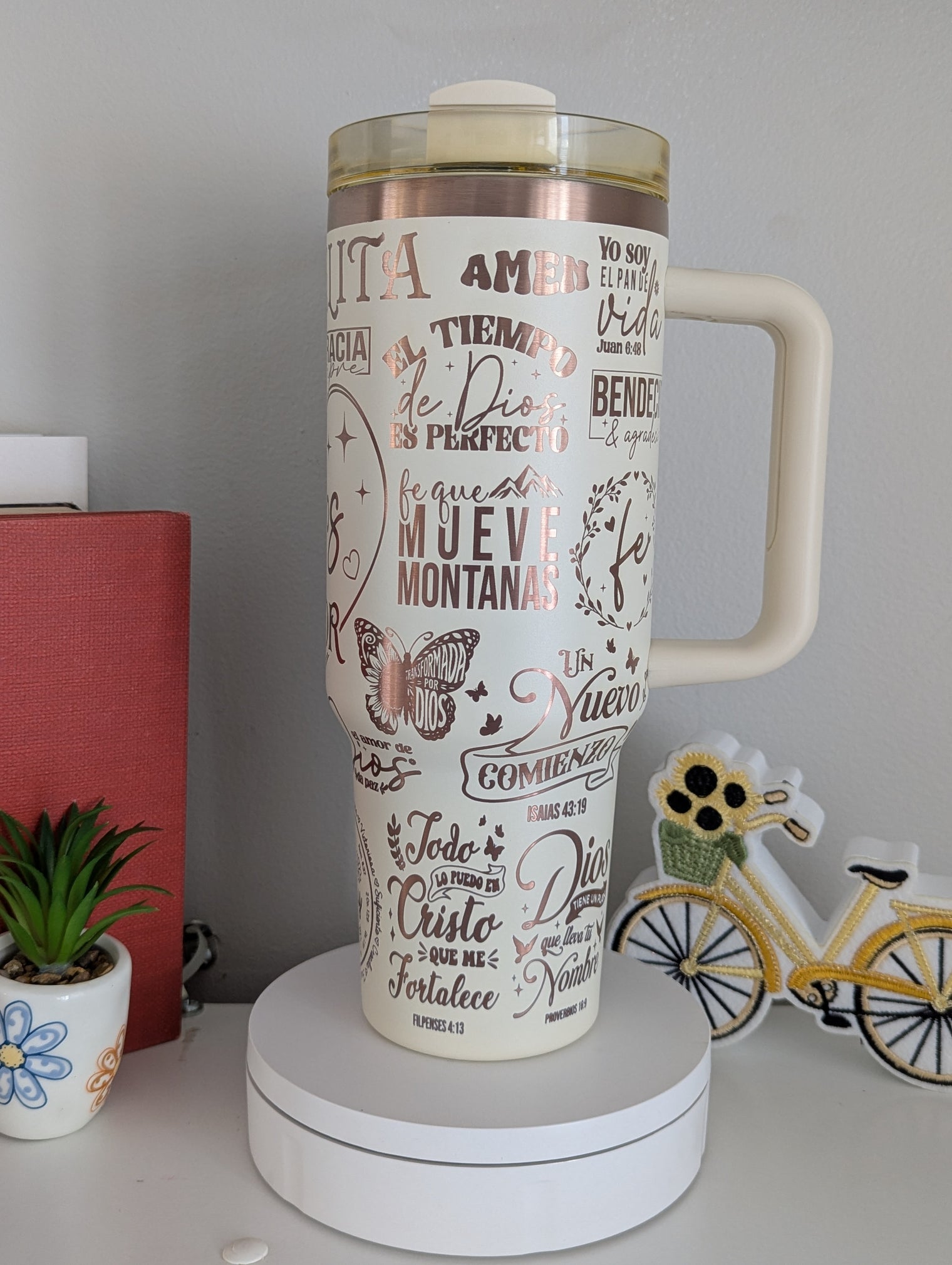 Dios es Amor a 40 oz Engraved Tumbler with handle Spanish Bible verses